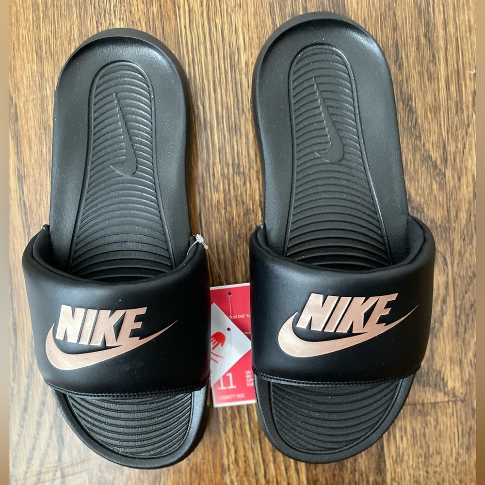 🆕 Nike Womens Victori One Slide in Black/Metallic Rose Gold, Women’s Size 11